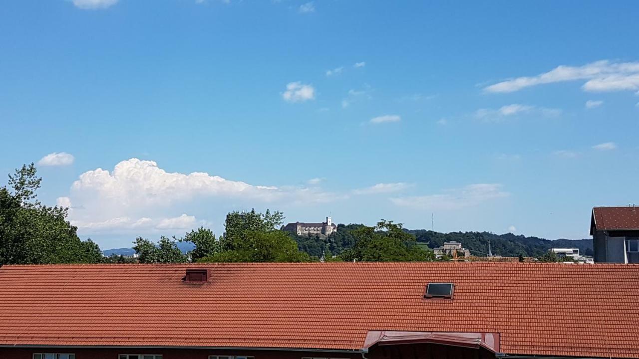 Summer Residence Hostel リュブリャナ エクステリア 写真