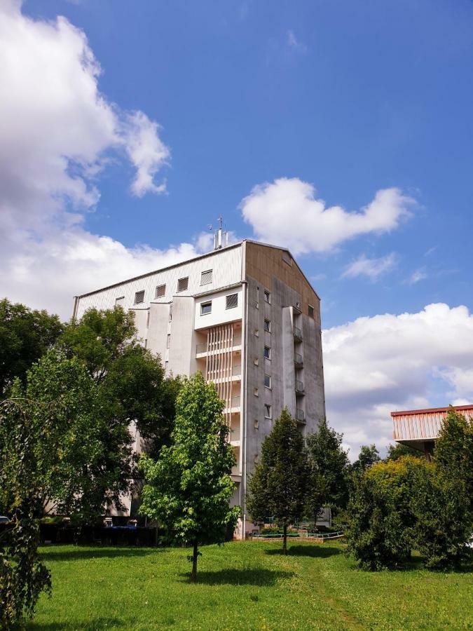 Summer Residence Hostel リュブリャナ エクステリア 写真