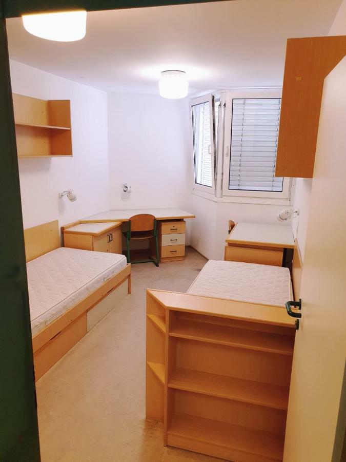 Summer Residence Hostel リュブリャナ エクステリア 写真