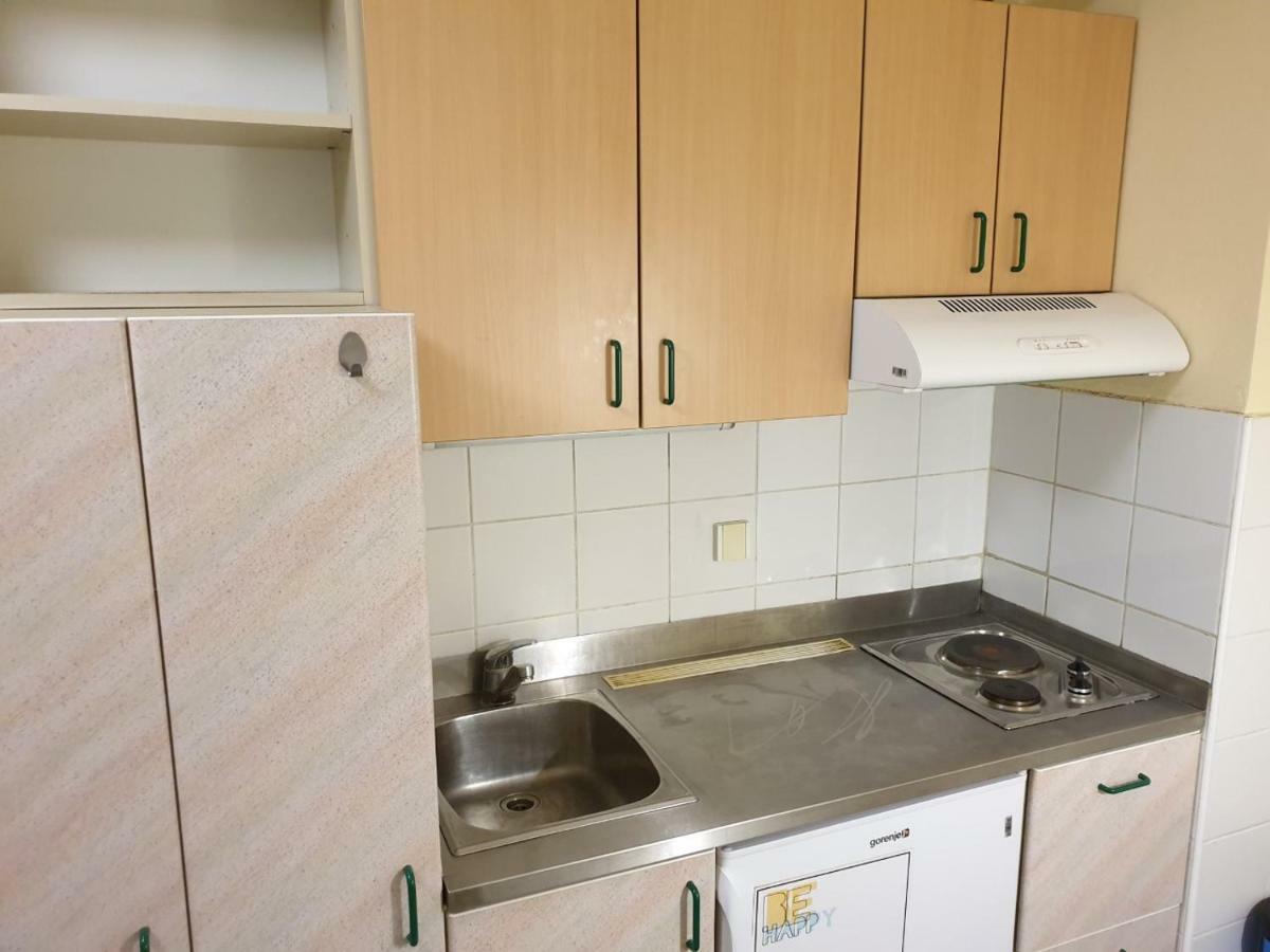 Summer Residence Hostel リュブリャナ エクステリア 写真